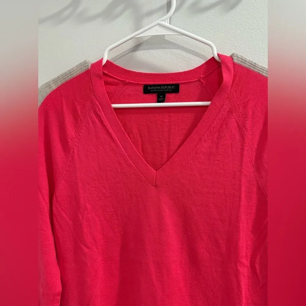 Banana Republic Merino Bright Pink V-Neck Sweater Grey Side Arm Accents - Picture 7 of 14